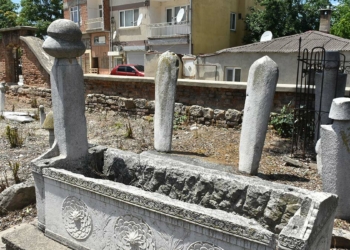 Osmanlı'dan kalma mezar taşları yok olma riski taşıyor