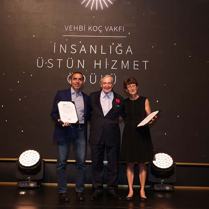 Türeci ve Şahin'e 'İnsanlığa Üstün Hizmet' ödülü