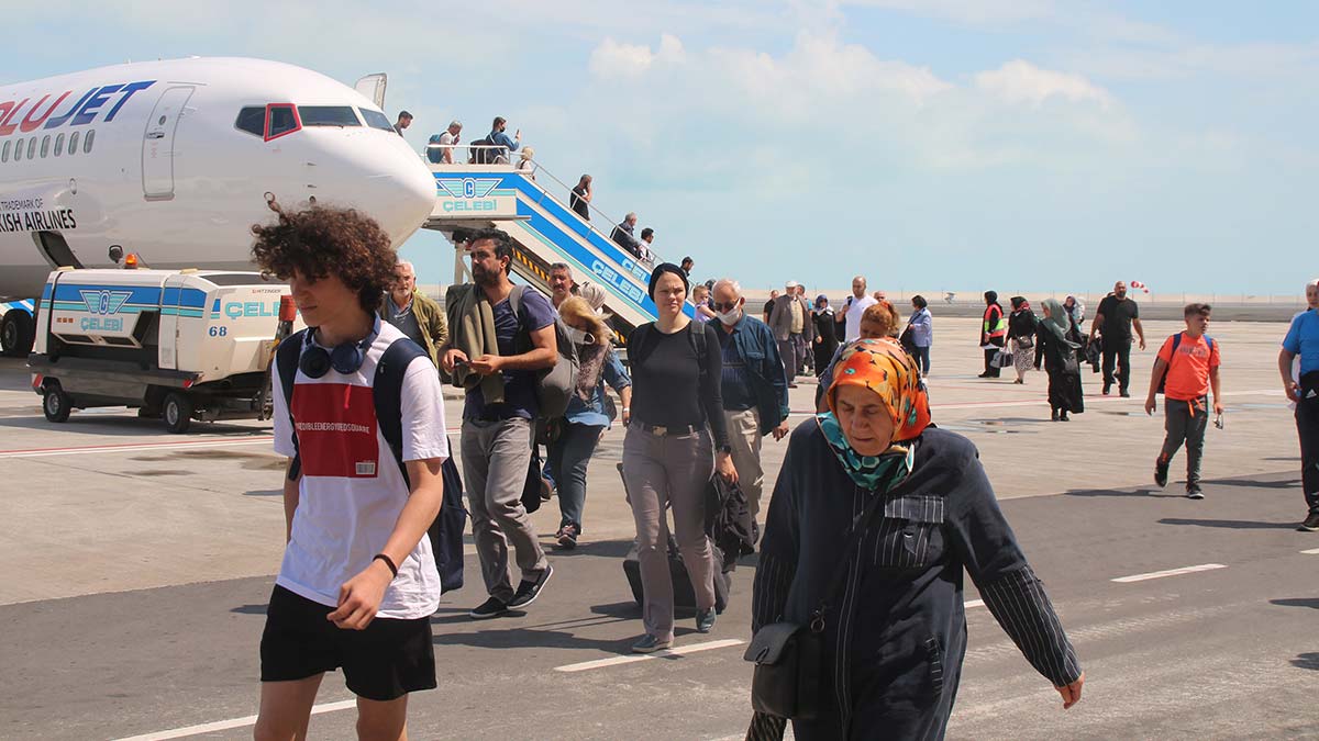 Rize’nin Pazar ilçesine bağlı Yeşilköy'de projelendirilen, Türkiye'nin deniz üzerine dolgu yapılarak inşa edilen 2'nci, dünyanın ise 5'inci havalimanı Rize-Artvin Havalimanı'nı 1 ayda 48 bin 103 yolcu kullandı.
