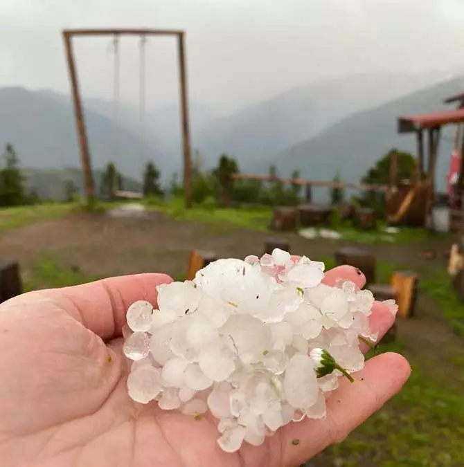 Badara yaylası'nda dolu etkili oldu