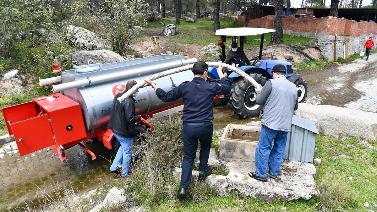 İzmir Büyükşehir Belediyesi yurttaşların afet durumlarında cep telefonlarından İtfaiye ekiplerine konum göndererek ulaşmasını sağlayan Acil İzmir Mobil uygulamasını da geliştirdi.