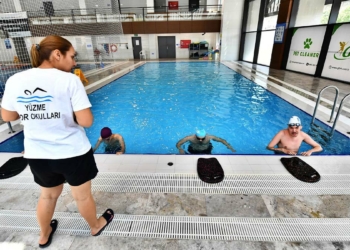 Havuz İzmir'de engellilere yüzme eğitimi