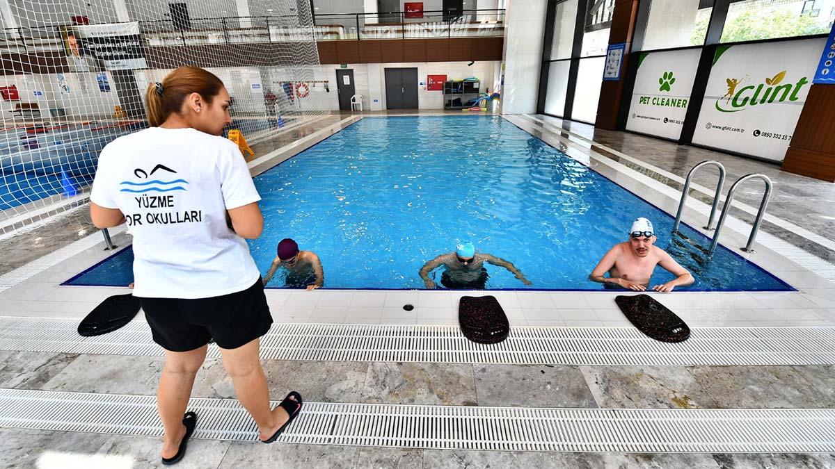 Havuz İzmir'de engellilere yüzme eğitimi