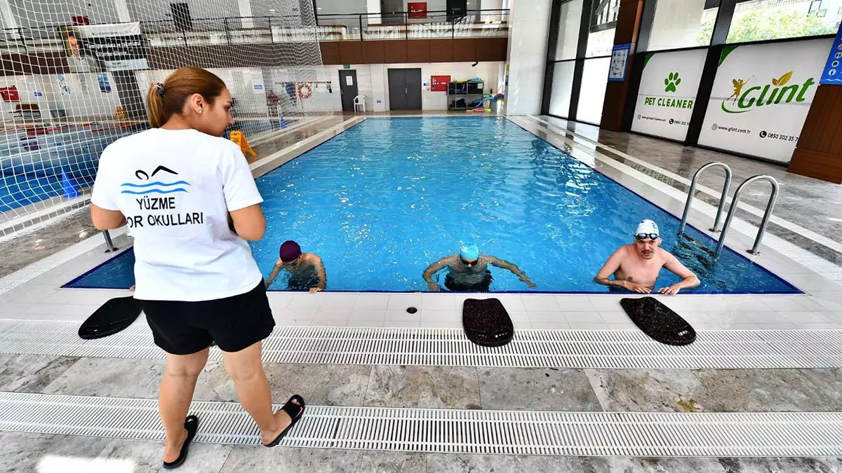 Havuz i̇zmir'de engellilere yüzme eğitimi
