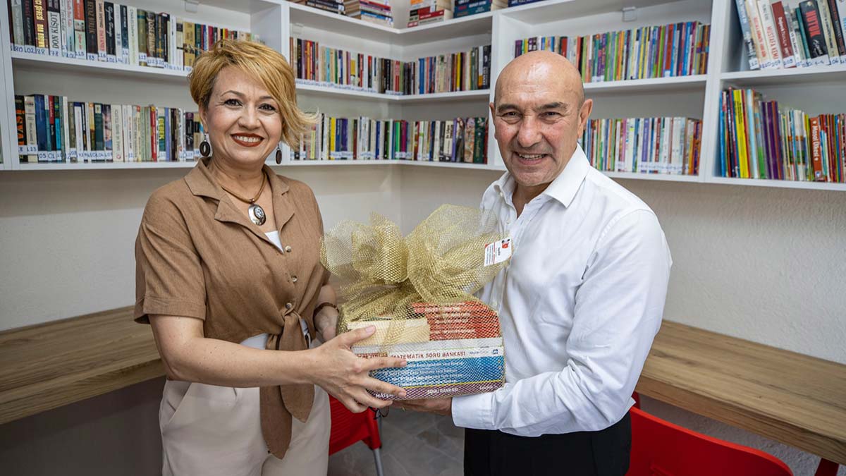 Tunç Soyer'e kütüphane teşekkürü
