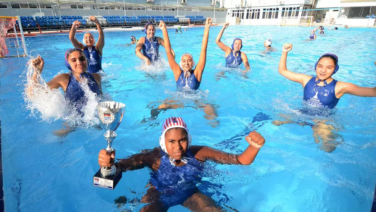 Sutopunda madalyalar peş peşe geliyor. İzmir büyükşehir belediyesi, u19 kadınlar sutopu ligi'nde de şampiyonluğa ulaşmanın mutluluğunu yaşıyor.