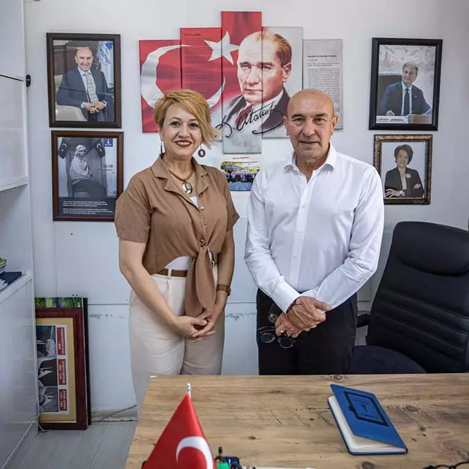 İzmir büyükşehir belediye başkanı tunç soyer'e kütüphane teşekkürü. “hayal ettiğimiz her şeyi gerçeğe dönüştürdünüz”