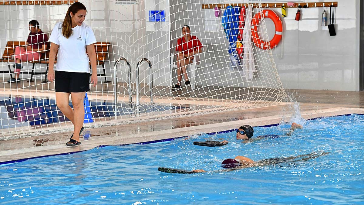 İzmir Büyükşehir Belediyesi’nin geçen yıl hizmete aldığı Havuz İzmir hem altyapıya sporcu kazandırıyor hem de yüzmek isteyen çocuk, genç ve yetişkinleri ağırlıyor. Havuz İzmir'de haftanın dört günü de engellilere yüzme eğitimi veriliyor.