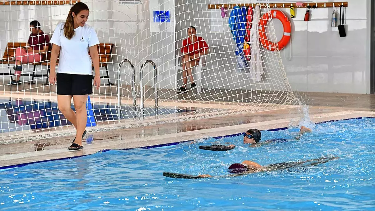 İzmir büyükşehir belediyesi’nin geçen yıl hizmete aldığı havuz i̇zmir hem altyapıya sporcu kazandırıyor hem de yüzmek isteyen çocuk, genç ve yetişkinleri ağırlıyor. Havuz i̇zmir'de haftanın dört günü de engellilere yüzme eğitimi veriliyor.
