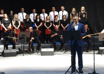 Sağlıkçı orkestrası ve korosu sahnede