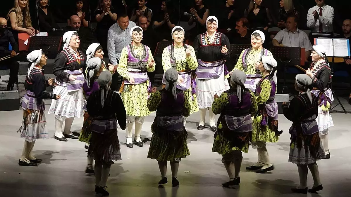 Trabzon'da pandemi ile zorlu mücadele veren aralarında doktor, hemşire, sağlık memuru, tıbbi sekreter, güvenlik ve temizlik görevlilerinden oluşan sağlıkçı orkestrası 110 kişilik ekiple, 3 ay boyunca ses, enstrüman ve halk oyunları eğitimleri aldı.