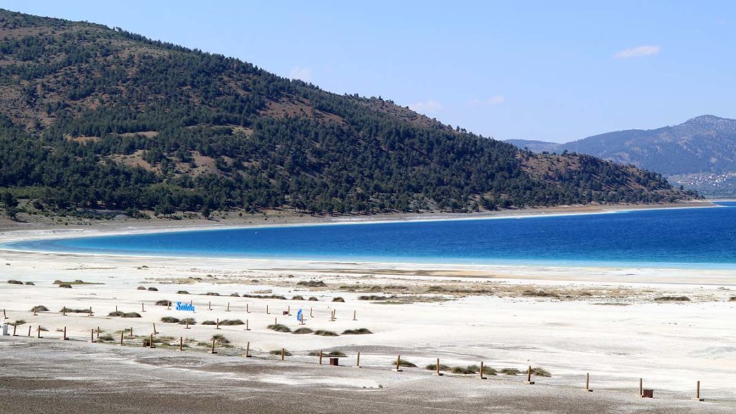 Türkiye'nin en derin tatlı su gölü ve Mars'ın jeolojik yapısına benzerlik gösteren iki noktadan biri olarak kabul edilen Salda Gölü'ne girmek yasaklansın talebi.
