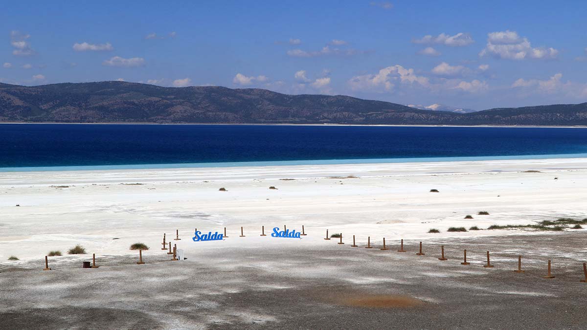 Türkiye'nin en derin tatlı su gölü ve mars'ın jeolojik yapısına benzerlik gösteren iki noktadan biri olarak kabul edilen salda gölü'ne girmek yasaklansın talebi.