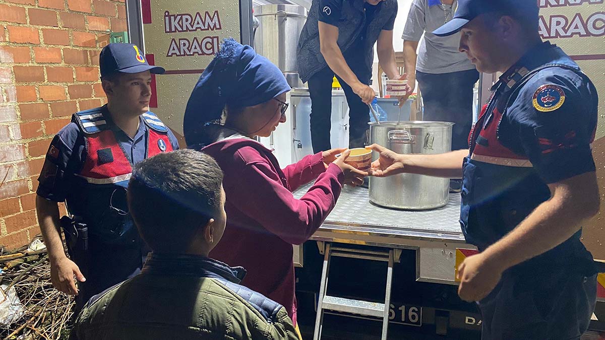 Salihli'de sağanak; Tarım alanları zarar gördü