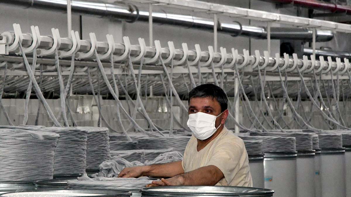 Öz İplik-İş Sendikası Genel Başkanı Rafi Ay, "Rusya-Ukrayna savaşı tekstil sektörünü olumsuz etkiledi, bir an önce bu savaşın sona ermesi gerektiğini düşünüyorum" dedi.