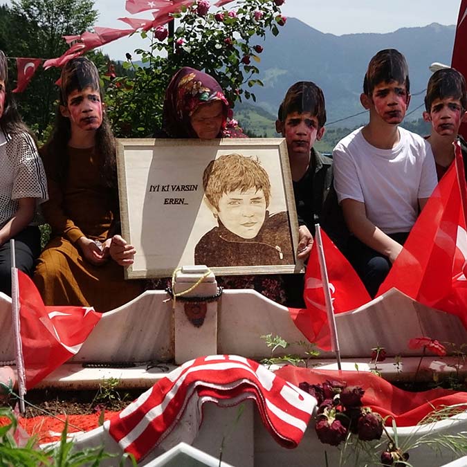 Eren Bülbül maskeli mezar ziyareti