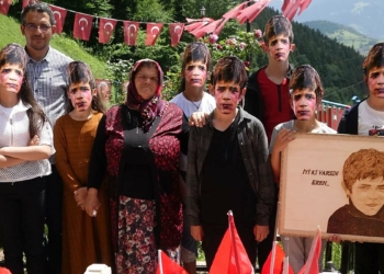 Eren Bülbül maskeli mezar ziyareti