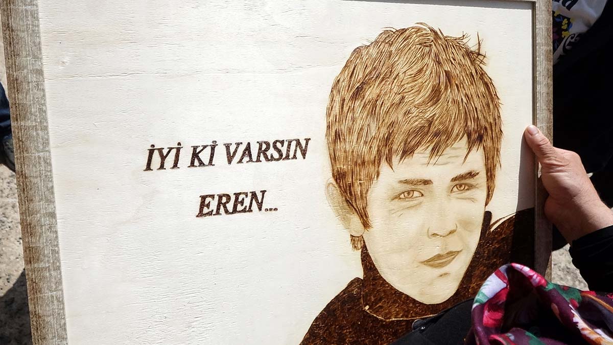 Erzurum'un Palandöken Turgut Özal Ortaokulu öğrencilerinden Eren Bülbül maskeli mezar ziyareti. Öğrenciler Bülbül'ün annesine 'İyi ki varsın Eren' yazısıyla fotoğrafının bulunduğu tabloyu hediye etti.