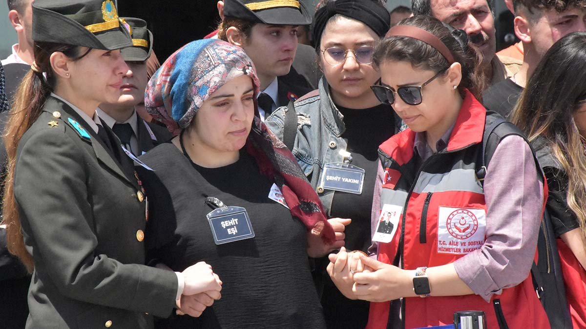 Pençe-Kilit Operasyonu bölgesinde teröristlerle girilen çatışmada şehit olan Piyade Uzman Çavuş Ömer Yıldırım'ın cenazesi, toprağa verilmek üzere memleketi Sivas'a getirildi.