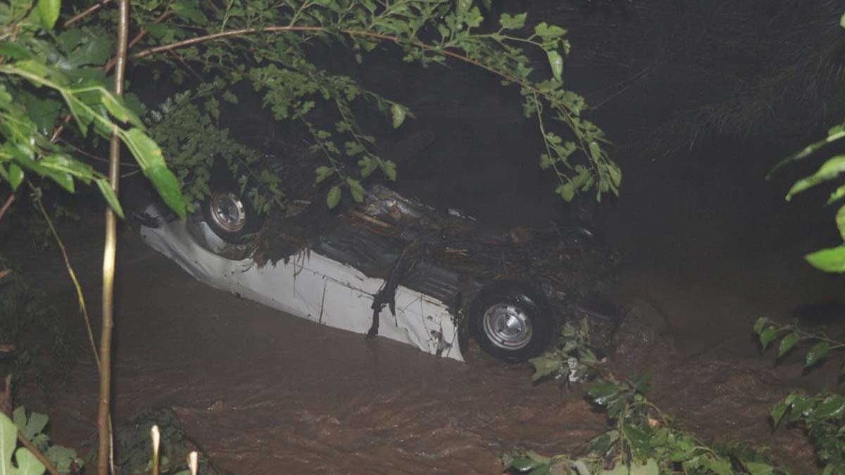 Sel sularına kapılan otomobil metrelerce sürüklendi