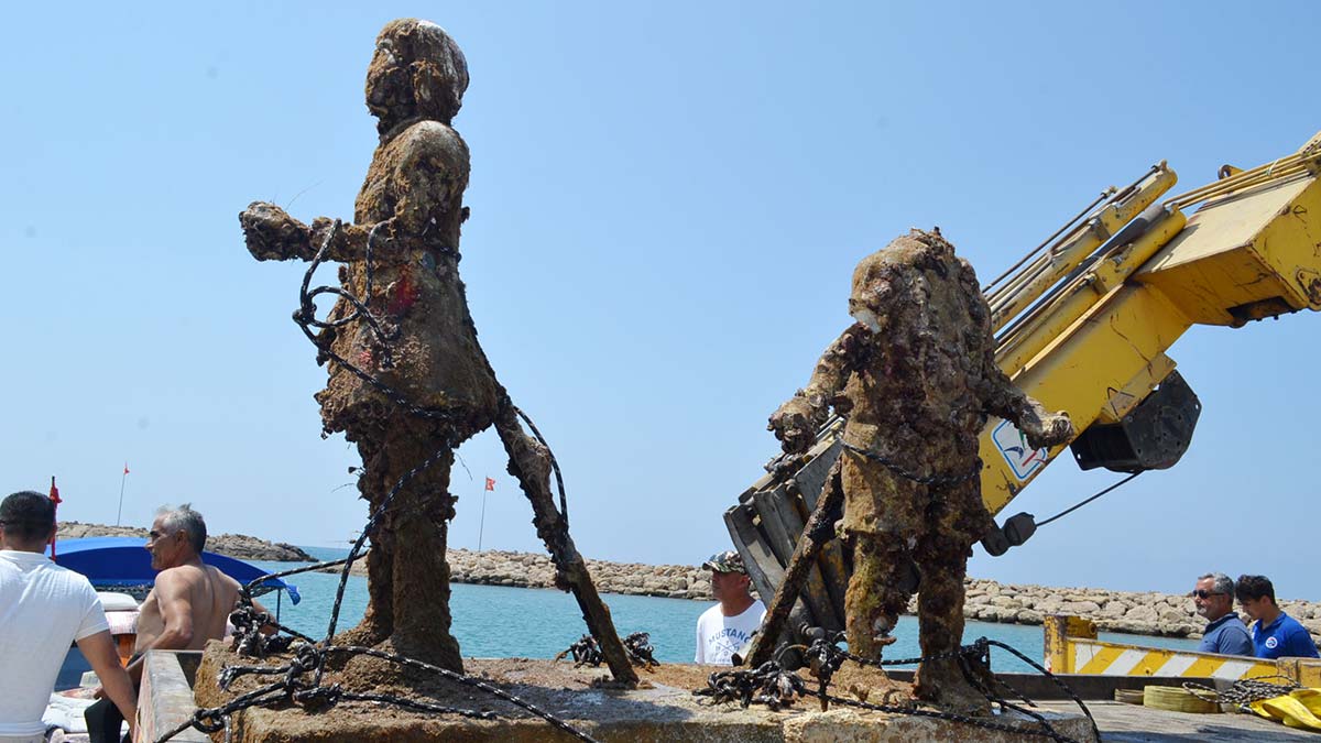 Antalya'nın manavgat ilçesi side turizm bölgesinde bulunan su altı müzesindeki heykellerden kırık olanlar, dünya çevre günü'nde yapılan çalışmalar kapsamında tamir edilmesi amacıyla su yüzüne çıkarıldı.