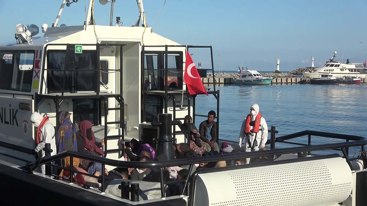 Kurfallı Plajı açıklarında 59 kaçak göçmen yakalandı