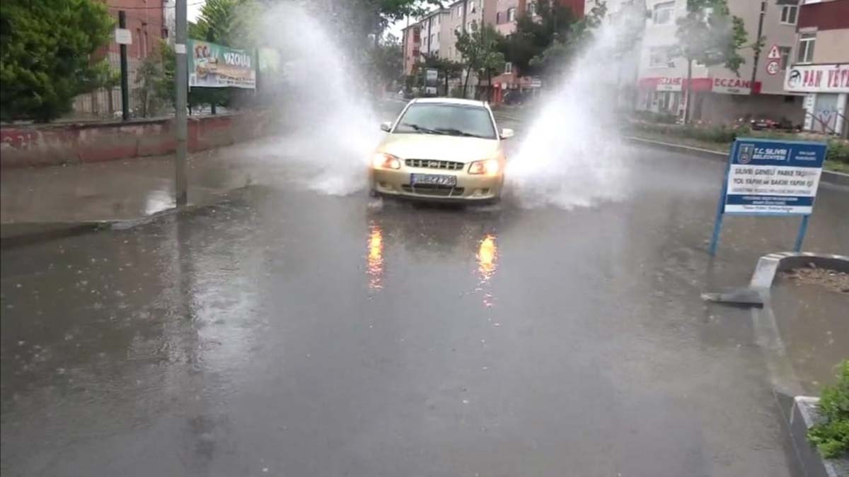 Silivri'de yollar göle döndü