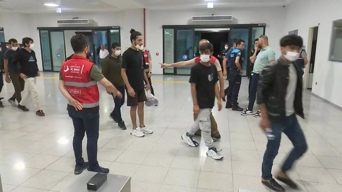 Afgan uyruklu 236 düzensiz göçmen sınır dışı edildi