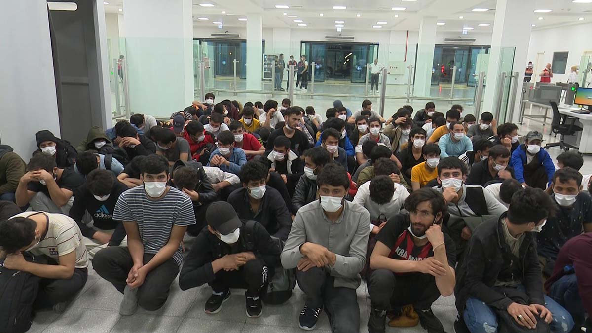 Afgan uyruklu 236 düzensiz göçmen sınır dışı edildi