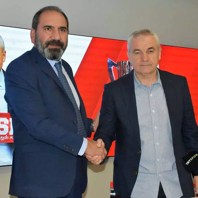 Demir grup sivasspor rıza çalımbay ile sözleşme yeniledi. 1 yıllık sözleşmeye imza atan çalımbay, "bundan önce olduğu gibi aynı başarıları yakalamak için çaba göstereceğiz. Özellikle avrupa'da başarılı olmak istiyoruz" dedi.