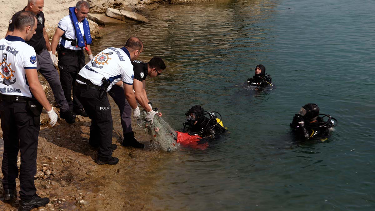 Seyhan Baraj Gölü'nde temizlik çalışması