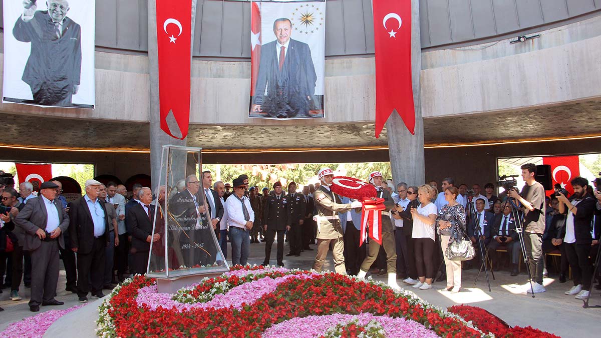 Süleyman Demirel vefatının 7'nci yılında anıldı