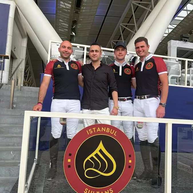 Binicilik alanında türkiye’ye uluslararası başarılar kazandırmak amacıyla kurulan ‘i̇stanbul sultans’ ekibi, binicilik alanında 5 yıldızlı turnuvayı türkiye’de gerçekleştirmeyi amaçlıyor.
