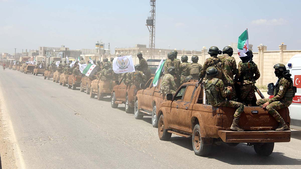 TSK’nın olası harekatı öncesi Suriye’de hareketlilik başladı. Rejim karşıtı silahlı grupların bir araya gelerek oluşturduğu Suriye Milli Ordusu harekat için hazırlıklara girişti.