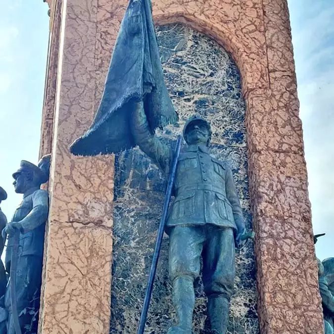 Taksim cumhuriyet aniti039ndaki sancak diregi yine kirildi 5988 dhaphoto1 - yerel haberler, i̇stanbul haberleri - haberton