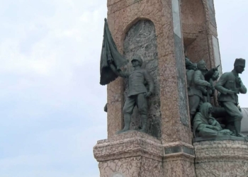 Taksim Cumhuriyet Anıtı'nın sancak direği kırıldı