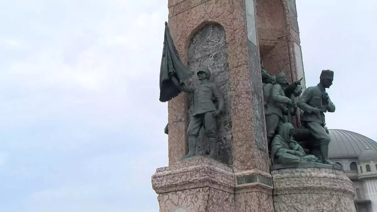 Taksim cumhuriyet anıtı'nın sancak direği kırıldı