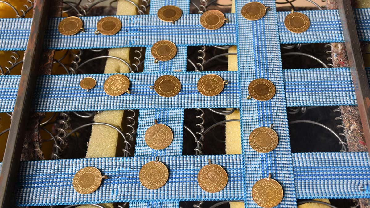 Kanepenin döşemesinin içinden çıkanlar şok etti