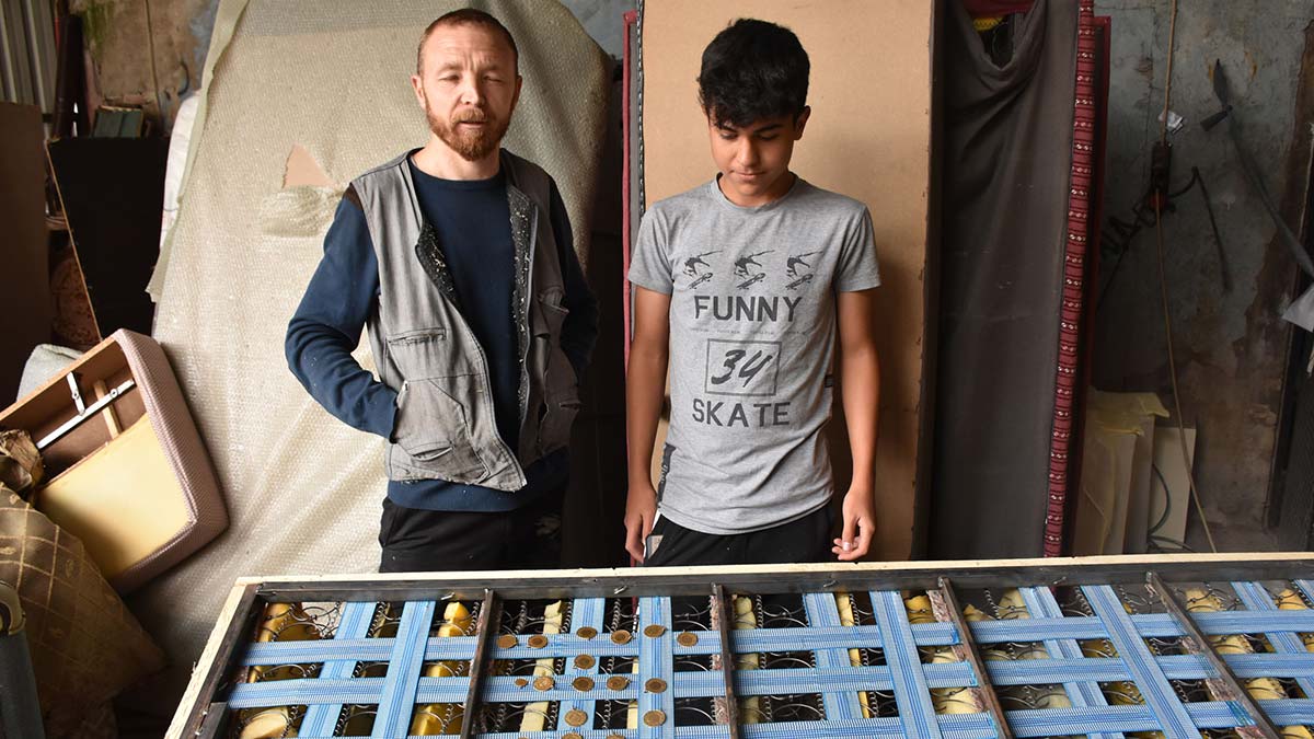 Kanepenin döşemesinin içinden çıkanlar şok etti