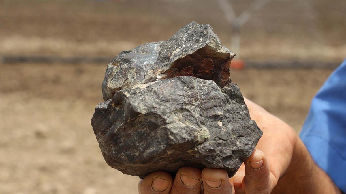 Tarlasında bulduğu taşın meteor olduğunu iddia etti