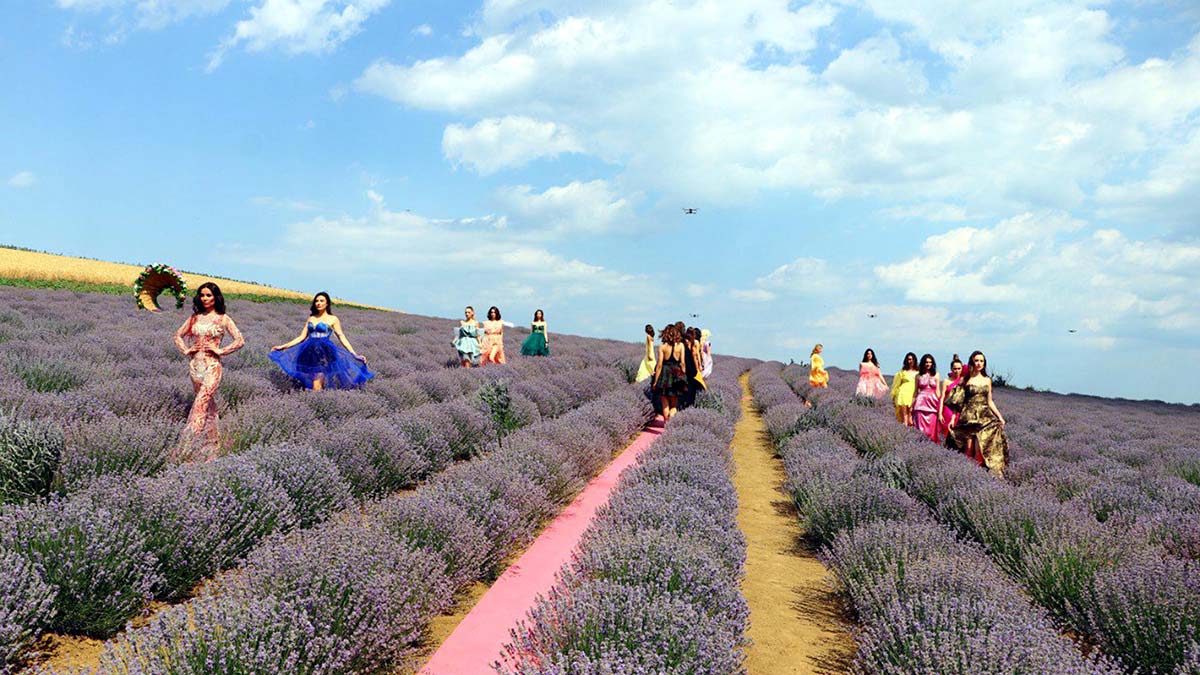 Tekirdağ Lavanta Tarla Günleri'nde defile düzenlendi. Mor tarlalarda ünlü mankenlerin katıldığı defile renkli görüntüler sahne olurken, ilgiyle izlendi.