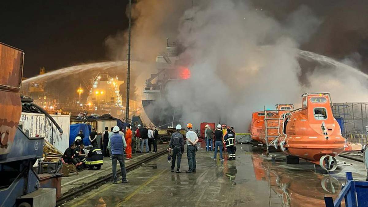 Liberya bayraklı gemide çıkan yangın söndürüldü