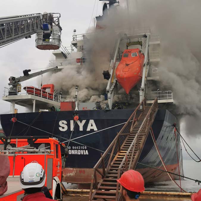 Liberya bayraklı gemide çıkan yangın söndürüldü
