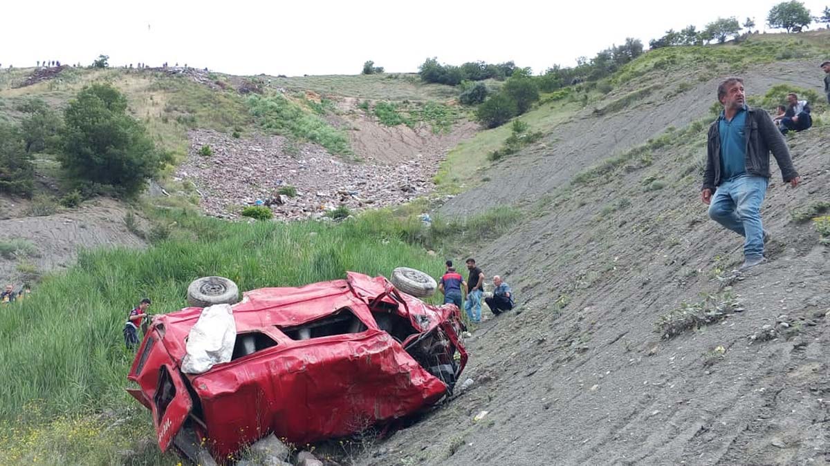 Minibüs uçuruma yuvarlandı; 4 ölü var