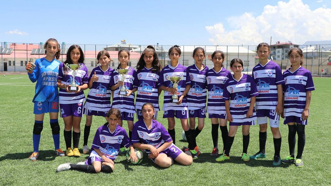 Mor Menekşeler kız futbol takımı Türkiye 5'incisi oldu