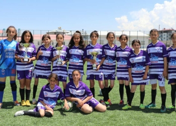 Mor Menekşeler kız futbol takımı Türkiye 5'incisi oldu