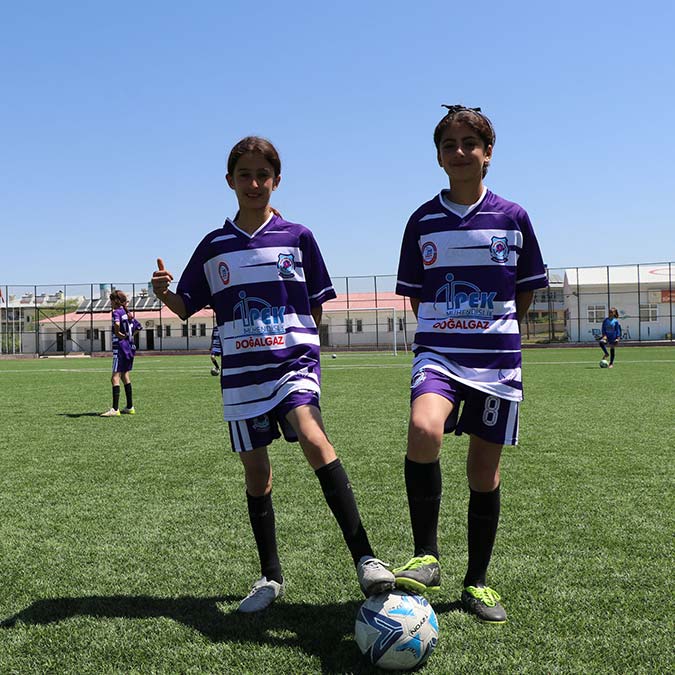 Mor Menekşeler kız futbol takımı Türkiye 5'incisi oldu