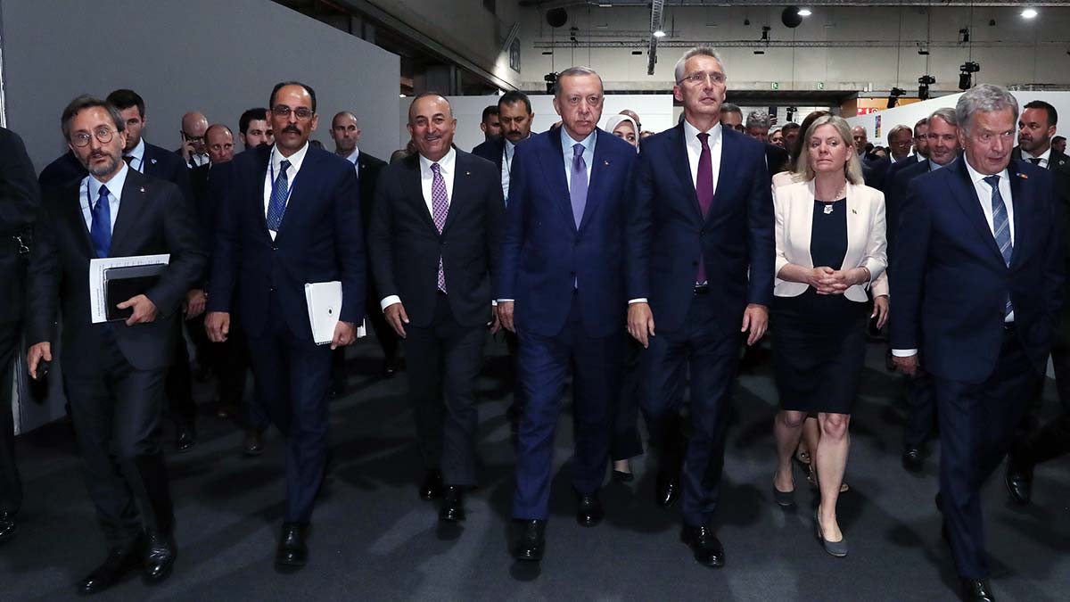 Cumhurbaşkanı Recep Tayyip Erdoğan ve Dışişleri Bakanı Mevlüt Çavuşoğlu'nun yanı sıra Finlandiya Cumhurbaşkanı Niinistö ve İsveç Başbakanı Andersson'un katılımıyla Türkiye, İsveç ve Finlandiya arasında imzalanan ‘Üçlü Muhtıra' tam metni yayınlandı.