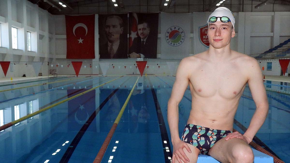 Kepez belediyesi spor kulübü'nün desteklediği ukraynalı paralimpik milli yüzücü oleksii virchenko (21), para yüzme dünya şampiyonası'nda 2 altın, 1 bronz madalya kazandı.