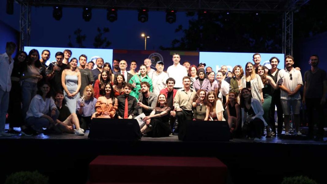 Kartal Belediyesi ve Doğuş Üniversitesi’nin iş birliği ile düzenlenen, yurt içinden ve yurt dışından olmak üzere toplamda 11 üniversitenin katıldığı, Uluslararası Üniversite Tiyatro Bölümleri Festivali’nin ödül töreni gerçekleştirildi.
